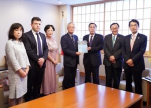 Nakanishi Satoshi receives IAFOR Report on Infectious Disease Outbreak on Cruise Ships