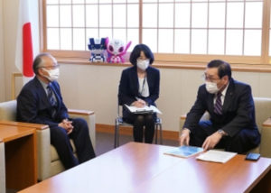 Nakanishi Satoshi receives IAFOR Report on Infectious Disease Outbreak on Cruise Ships